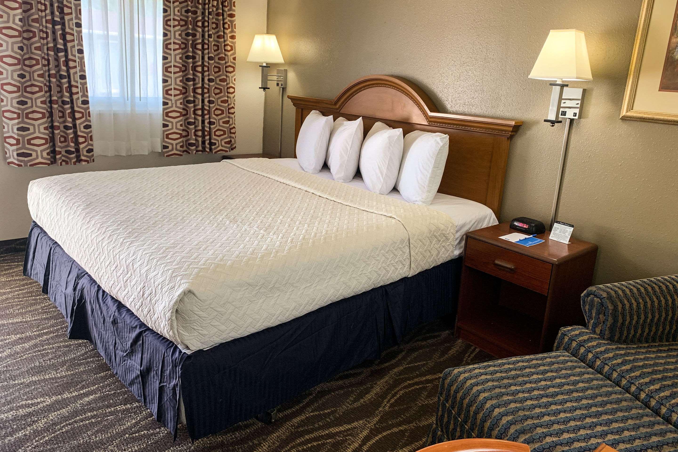 Rodeway & Hotel 2*