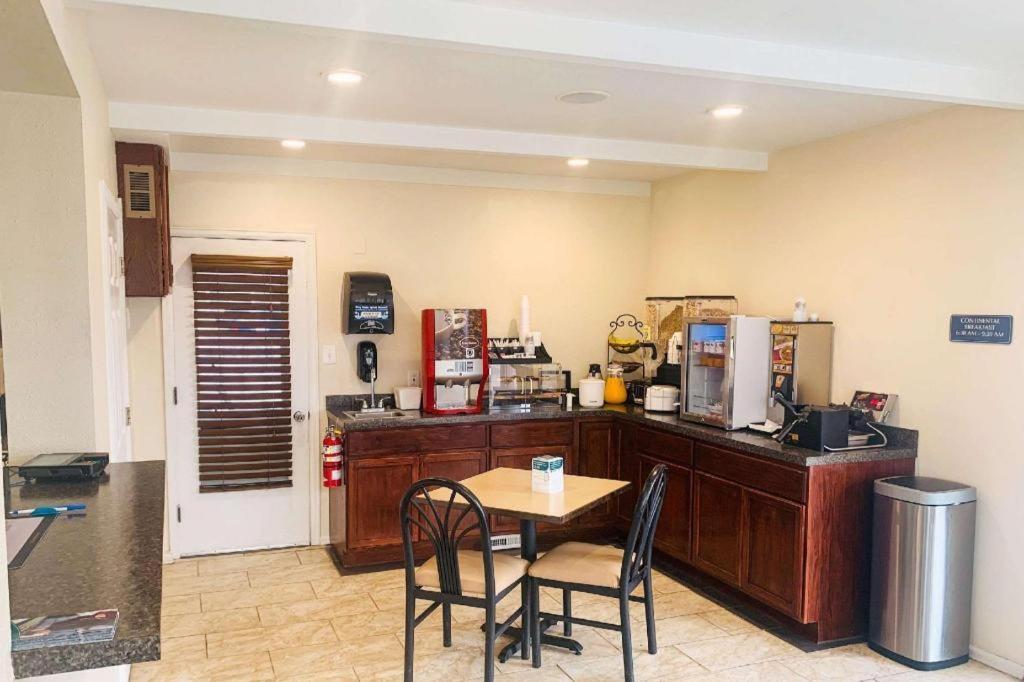Hotel Rodeway &