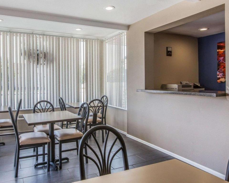Hotel Rodeway &