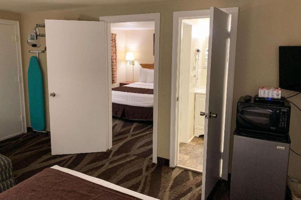 Rodeway & Hotel